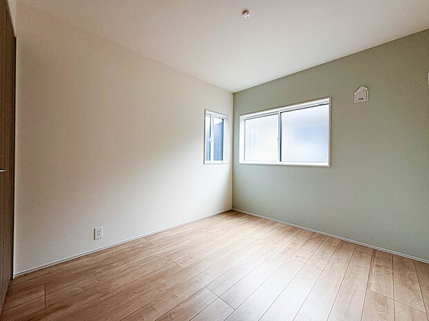 【子供部屋5.01帖】お子様のお部屋にぴったりなクロークを備えたフローリング仕様の洋室です。