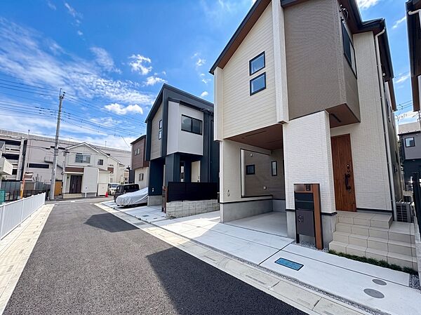 【前面道路】車の通行が少ないので、静かな住環境を維持することができます。