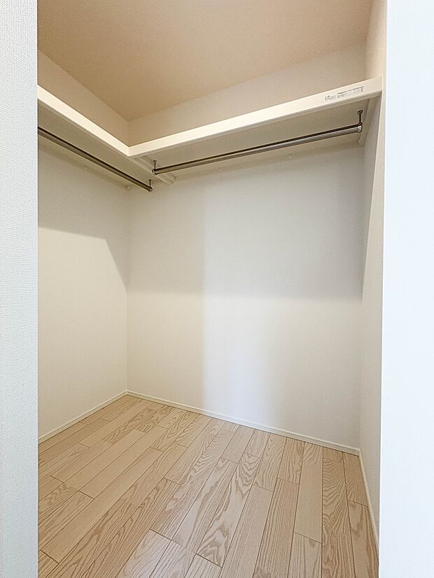【ウォークインクローゼット】 たくさんの洋服をかけてもシワになりにくいウォークインクローゼット。洋服以外にも、普段使わない家電やスーツケース、ストック品など何でも片付く嬉しい空間です。※生…