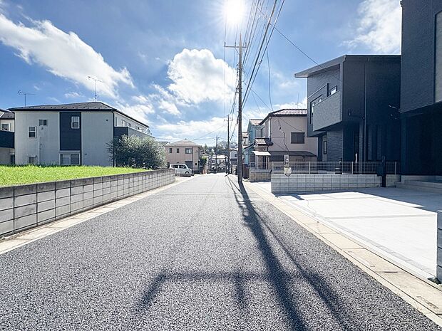 【前面道路6m】車の通行が少ないので、静かな住環境を維持することができます。