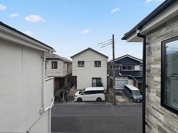 【眺望】朝の澄んだ空気や、夕方に吹く清々しい風を五感で感じられるバルコニー。