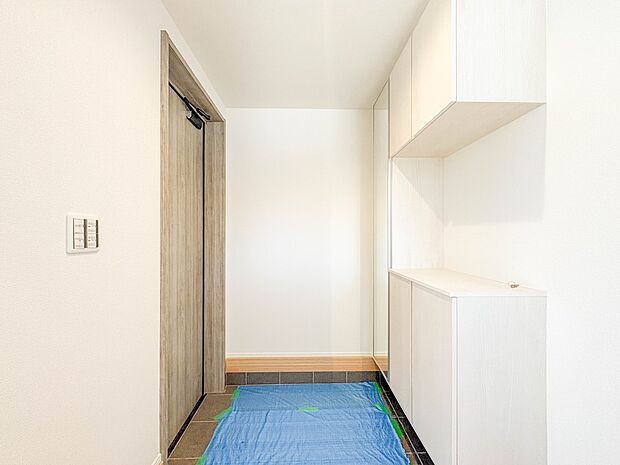 【玄関】玄関はおうちの顔と言われます。玄関アプローチは、外観デザインの印象を左右します。ご家族の個性を出しながら、素敵な玄関でお客様をお迎えしてください。