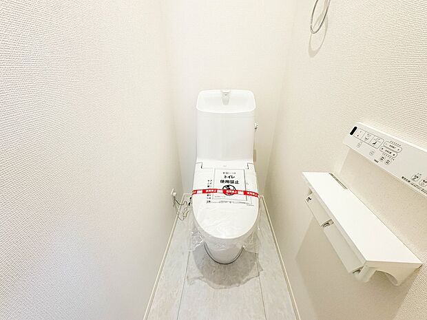 【トイレ】ウォシュレット付。快適で衛生的な洗浄機能付温水シャワートイレです。
