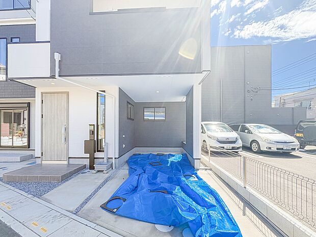 【駐車場】毎日の生活にマイカーが必須という方は、購入を検討する際、駐車場があることは大事な条件です。毎日の通勤や家族の送迎、買い物やお出かけなどクルマのある暮らしを満喫したい方は要チェック。…