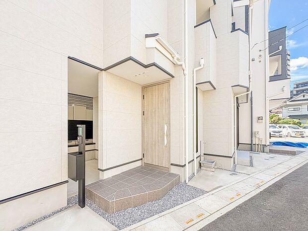2号棟【玄関】家の顔となる玄関は、高いデザイン性が求められます。高級感と断熱性、防犯性に優れた玄関ドアを標準装備。ピッキング対策のセキュリティサムターン等、防犯に考慮しました。