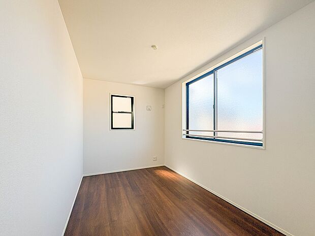 【子供部屋】お子様のお部屋にぴったりなクロークを備えたフローリング仕様の洋室です。