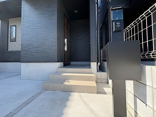 玄関へ向かうまでのアプローチに漂う上質が期待感をもたせます。玄関は建物の顔。落着きを醸し出した自己主張が心に訴えてきます。