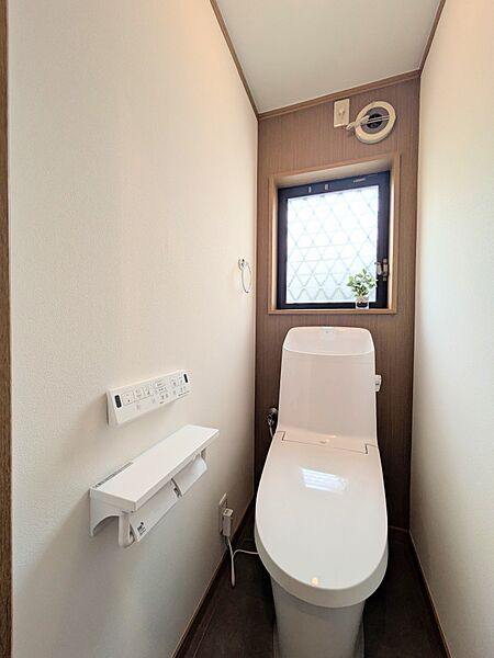 【Toilet】トイレ・ウォシュレット付。快適で衛生的な洗浄機能付温水シャワートイレです。