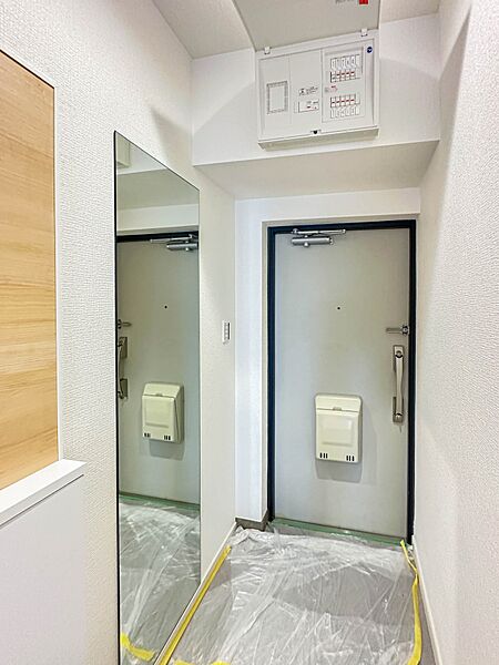 〈玄関〉上質感漂う玄関。居住者の帰り、訪れる方を優しく迎える・安らぎに満ちた生活空間を予感させる。健やかな暮らしを楽しめそう。