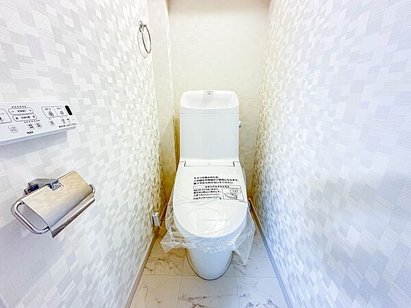 【トイレ】トイレ・ウォシュレット付。快適で衛生的な洗浄機能付温水シャワートイレです