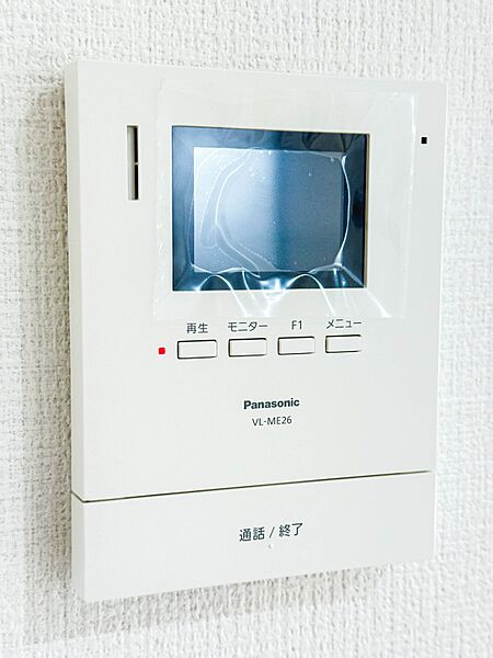 【TVモニター付インターホン】来訪者の様子を室内TVモニターでチェック。対応したくないセールスを断りやすく、子どもに留守番をさせるときも安心。