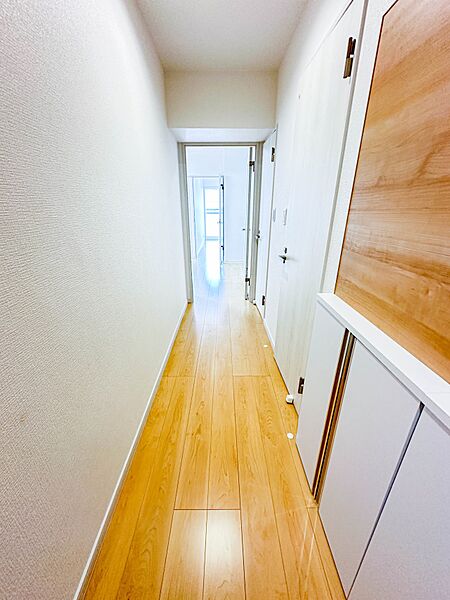 【廊下】リフォームによってきれいに生まれ変わった室内です。