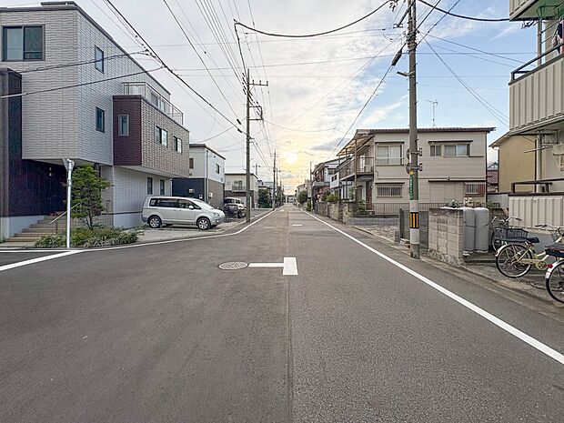 【前面道路8m】車の通行が少ないので、静かな住環境を維持することができます。