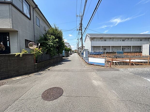【前面道路】家の前をまっすぐの通りが走っている。クルマは少なく、人々は毎朝、ウォーキング、ジョギング、犬の散歩など、フリーな朝時間を過ごしている。