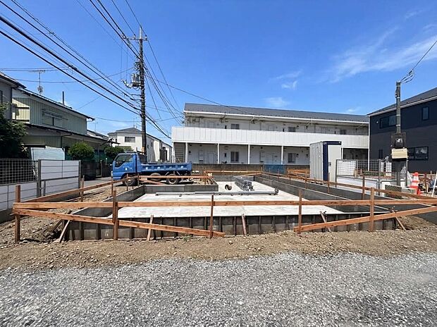 【外観】堂々たる趣ながら、主張し過ぎずどこか余裕を感じさせるシャープなフォルムで佇む邸宅は、晴天の空と照らし合わせる事で、本来あるべき完成形の姿を見せてくれます。
