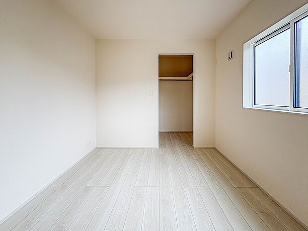 【洋室5.25帖】お子様のお部屋にぴったりなクロークを備えたフローリング仕様の洋室です。
