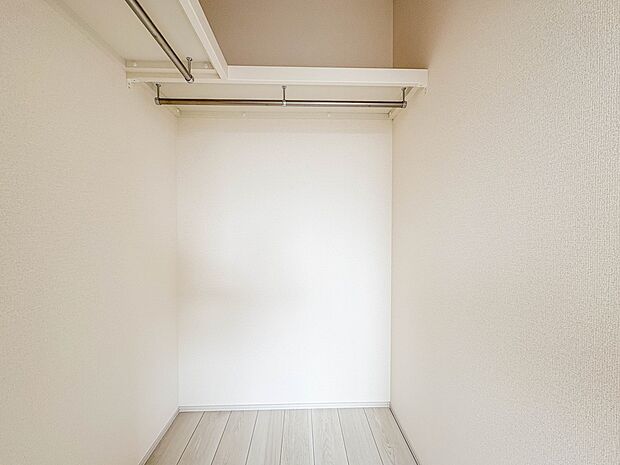 【WIC（ウォークインクローゼット）】  たくさんの洋服をかけてもシワになりにくいウォークインクローゼット。洋服以外にも、普段使わない家電やスーツケース、ストック品など何でも片付く嬉しい空間…