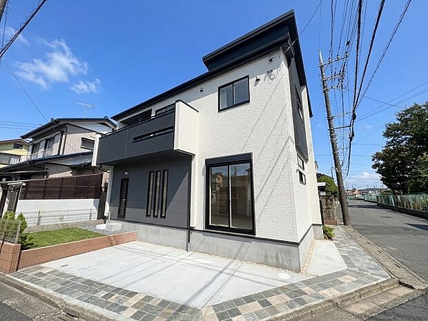 【現地外観】家族の温かさと陽光の暖かさ、楽しい毎日と明るい未来を予感させる「空間が織り成すひとつ先の住み心地」を演出します。