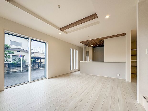 【LDK23帖】シンプルなデザインの家は風情がある。住む人のこだわりを感じる。外観も内装もいたってシンプル。居心地がよく、家事や趣味、子育てなどにも集中できる。家も人間も熟成するほどシンプル…