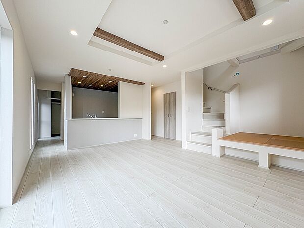 【LDK23帖】シンプルなデザインの家は風情がある。住む人のこだわりを感じる。外観も内装もいたってシンプル。居心地がよく、家事や趣味、子育てなどにも集中できる。家も人間も熟成するほどシンプル…