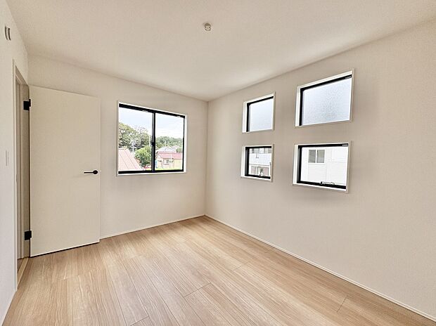 【子供部屋】お子様のお部屋にぴったりなクロークを備えたフローリング仕様の洋室です。