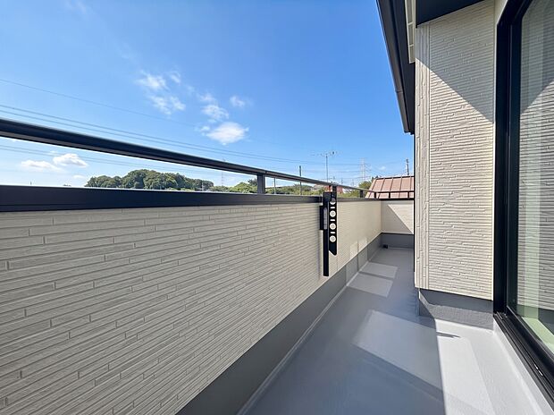 【バルコニー】澄み切った青空と、心地良い風を感じるバルコニー。