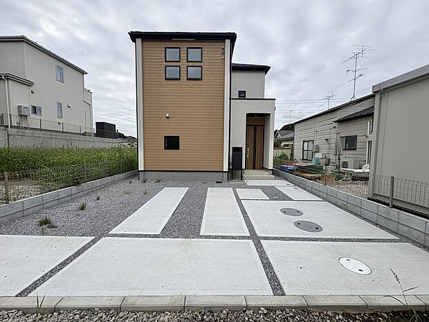 【駐車場】カースペース2台可。車が1台なら、来客用の駐車場や、駐輪スペースとしてご活用ください。
