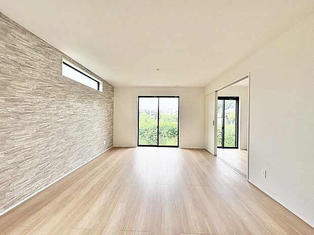 【リビングダイニング】シンプルなデザインの家は風情がある。住む人のこだわりを感じる。外観も内装もいたってシンプル。居心地がよく、家事や趣味、子育てなどにも集中できる。家も人間も熟成するほどシ…