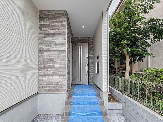 【玄関】玄関はおうちの顔と言われます。玄関アプローチは、外観デザインの印象を左右します。