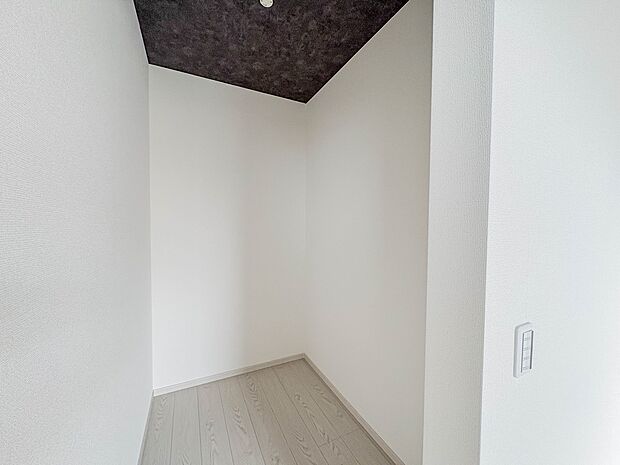 【WIC】WICのメリットの1つ目は、1箇所にまとめて収納が出来ること。2つ目は、衣替えが必要ないこと。3つ目は、扉が少なくなり室内がスッキリ見えること。