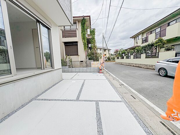 【駐車場】カースペース2台可／駐輪スペース。広々カースペースです。自転車、バイクなども置き場に困りません。