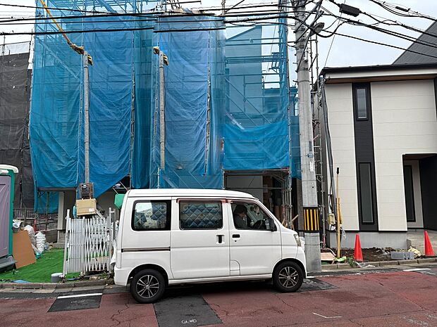 【外観】堂々たる趣ながら、主張し過ぎずどこか余裕を感じさせるシャープなフォルムで佇む邸宅は、晴天の空と照らし合わせる事で、本来あるべき完成形の姿を見せてくれます。