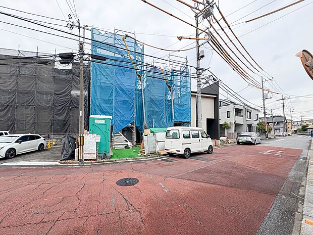 【前面道路】陽当りや通風性など各所に施された工夫で住みやすさを実現。部屋の大きさや周辺環境・街並など、資料には掲載していない情報が現地にはたくさんございます。是非ご確認下さい。