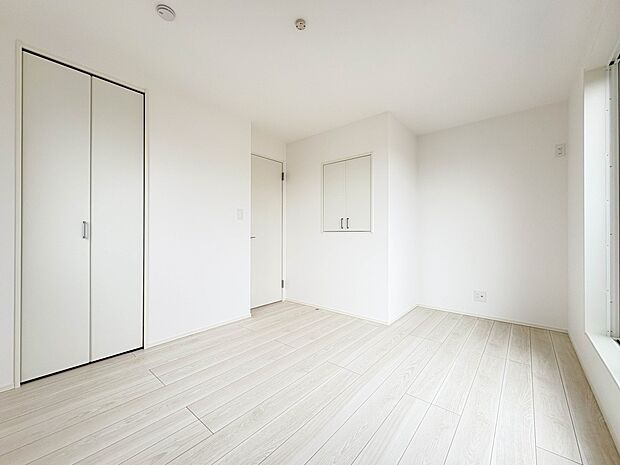 【居室6.4帖】お子様のお部屋にぴったりなクロークを備えたフローリング仕様の洋室です。