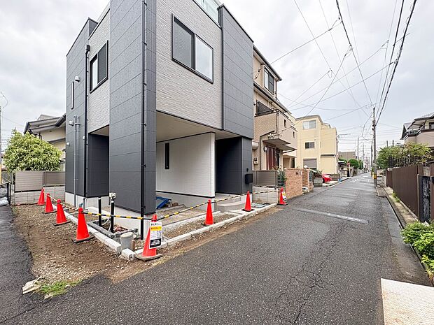 【前面道路】家の前をまっすぐの通りが走っている。クルマは少なく、人々は毎朝、ウォーキング、ジョギング、犬の散歩など、フリーな朝時間を過ごしている。