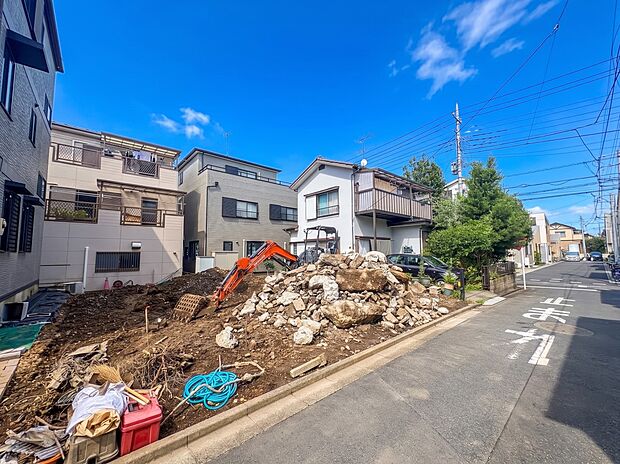 【前面道路4m】 静かな通りに面した本物件は、落ち着いて暮らすことができます。 閑静な住宅街で比較的車の通りも少ないのでお子様も安心です。