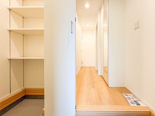 【シューズクローク（玄関収納）】シューズだけでなくコートやバッグを置いておけば、朝バタバタと物を探し回ることがなくなります。特に持っていく物が多いキッズスペースが玄関にあるととても便利。