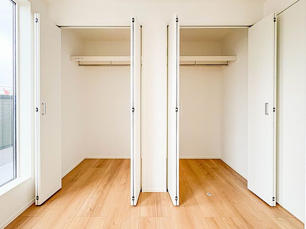 【収納】壁面クローゼットのメリットは、衣類が横一列に並ぶためひと目で洋服が選びやすいこと。衣類をたくさんお持ちの方も、限られたスペース内に無理なく収納することができます。