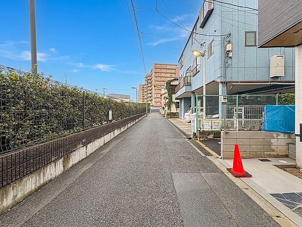 【前面道路】家の前をまっすぐの通りが走っている。クルマは少なく、人々は毎朝、ウォーキング、ジョギング、犬の散歩など、フリーな朝時間を過ごしている。