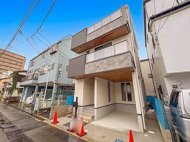 【外観】堂々たる趣ながら、主張し過ぎずどこか余裕を感じさせるシャープなフォルムで佇む邸宅は、晴天の空と照らし合わせる事で、本来あるべき完成形の姿を見せてくれます。