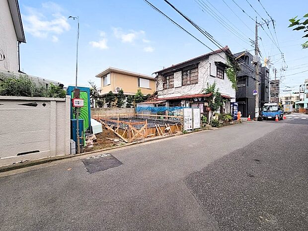 【現地外観】家族の温かさと陽光の暖かさ、楽しい毎日と明るい未来を予感させる「空間が織り成すひとつ先の住み心地」を演出します。