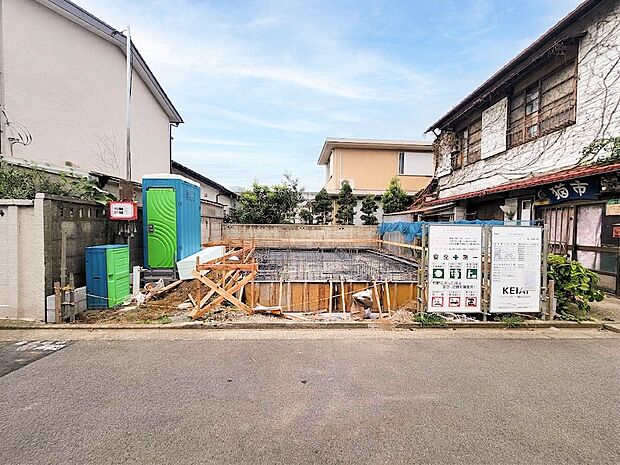 【 駐車場 】 戸建ての購入を検討することになったきっかけに「駐車場を持てること」を挙げる方が多くいらっしゃいます。駐車場代金を支払続ける必要がないことは、駐車場付き戸建を持つ最大のメリッ…