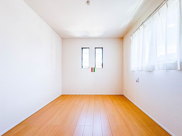 【子供部屋】お子様のお部屋にぴったりなクロークを備えたフローリング仕様の洋室です。