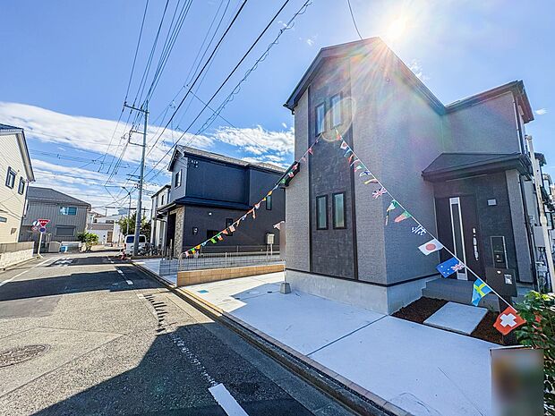 【前面道路】陽当りや通風性など各所に施された工夫で住みやすさを実現。部屋の大きさや周辺環境・街並など、資料には掲載していない情報が現地にはたくさんございます。是非ご確認下さい。