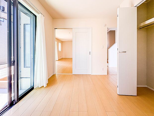 【リビング続きの洋室】来客用にもちょうどいいスペースです。
