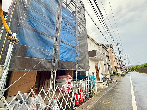 【前面道路】家の前をまっすぐの通りが走っている。クルマは少なく、人々は毎朝、ウォーキング、ジョギング、犬の散歩など、フリーな朝時間を過ごしている。