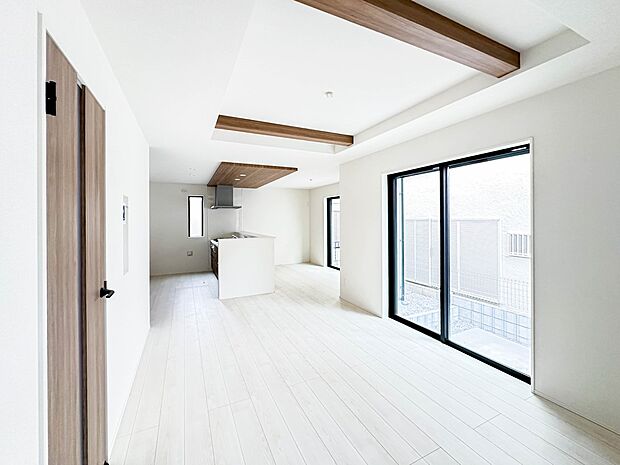 「リビング」通風・採光に優れ、心地よい光と風が溢れています。贅沢で豊かな居住性とプライドを満たすクオリティが見事に調和した住空間。新築ならではの快適なひとときをご体感頂ける筈です。