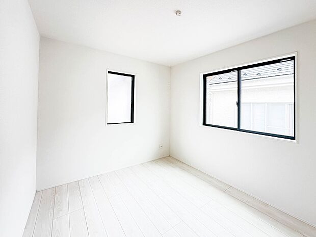 【子供部屋6帖】お子様のお部屋にぴったりなクロークを備えたフローリング仕様の洋室です。