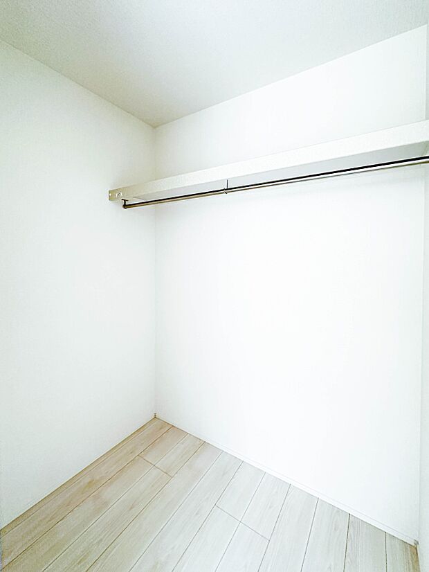 【ウォークインクローゼット】 たくさんの洋服をかけてもシワになりにくいウォークインクローゼット。洋服以外にも、普段使わない家電やスーツケース、ストック品など何でも片付く嬉しい空間です。