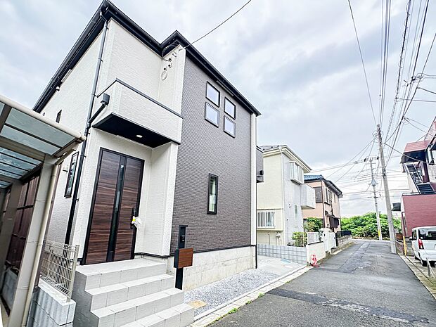 【前面道路4m】家の前をまっすぐの通りが走っている。クルマは少なく、人々は毎朝、ウォーキング、ジョギング、犬の散歩など、フリーな朝時間を過ごしている。